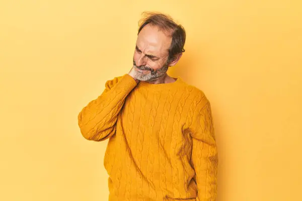 Caucásico Hombre Mediana Edad Estudio Amarillo Que Tiene Dolor Cuello — Foto de Stock