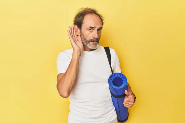 Hombre Con Esterilla Yoga Estudio Amarillo Tratando Escuchar Chisme — Foto de Stock