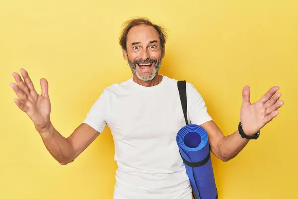 Man Yoga Mat Yellow Studio Receiving Pleasant Surprise Excited Raising — Stock Photo, Image