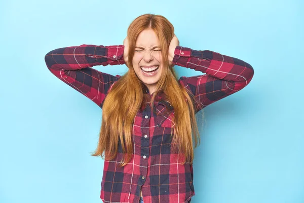 Redhead Young Woman Blue Background Covering Ears Hands Trying Hear — Stock Photo, Image