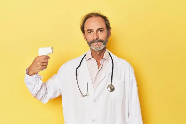 Doctor Using Infrared Thermometer Studio — Stock Photo, Image