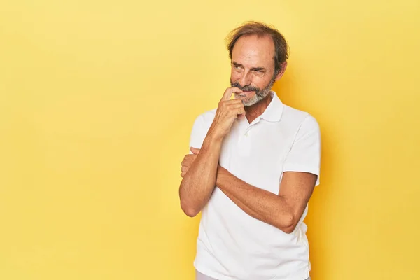 Kaukasischer Mann Mittleren Alters Gelbem Studio Denkt Entspannt Über Etwas — Stockfoto