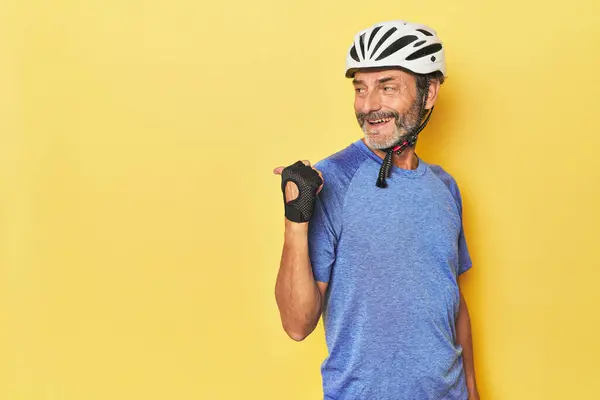 Ciclista Indossando Casco Punti Studio Gialli Con Pollice Dito Distanza — Foto Stock
