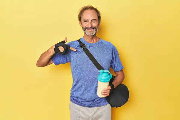 Gym Goer Proteinovým Koktejlem Studiu Osoba Ukazuje Ručně Košili Kopírovací — Stock fotografie