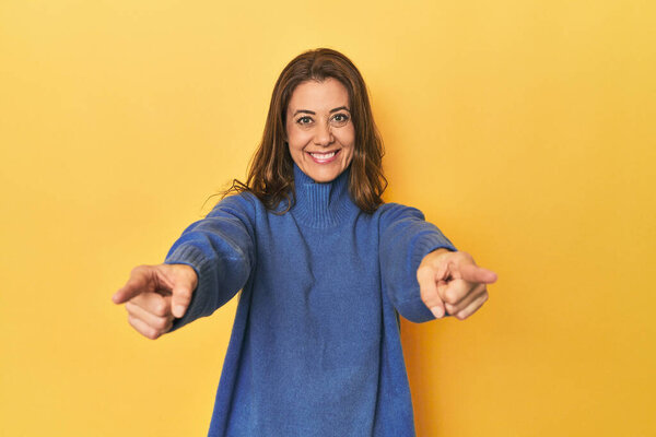 портрет красивой взрослой женщины весёлые улыбки указывающие на фронт.