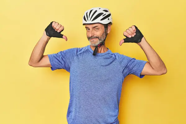 Ciclista Indossando Casco Studio Giallo Sente Orgoglioso Sicuro Esempio Seguire — Foto Stock
