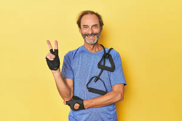 Muž Cvičení Kapelami Studiu Ukazuje Číslo Dvě Prsty — Stock fotografie