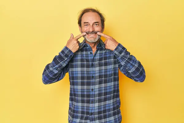 Homem Meia Idade Caucasiano Estúdio Amarelo Sorri Apontando Dedos Para — Fotografia de Stock