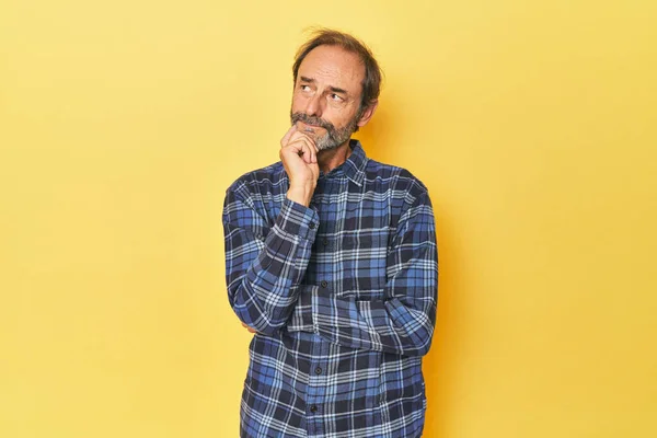 Caucasian Middle Aged Man Yellow Studio Thinking Looking Being Reflective — Stock Photo, Image