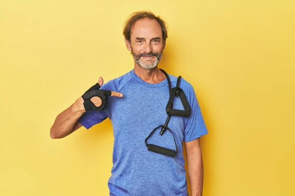 Stüdyoda Gruplarla Egzersiz Yapan Bir Adam Gömlek Fotokopisini Elle Gösteriyor — Stok fotoğraf