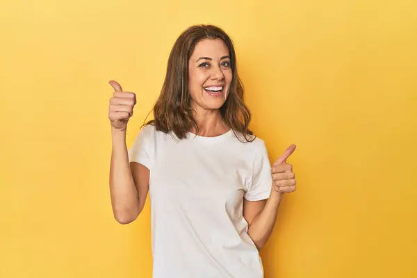 Portrait Adult Woman Raising Both Thumbs Smiling Confident — Stock Photo, Image