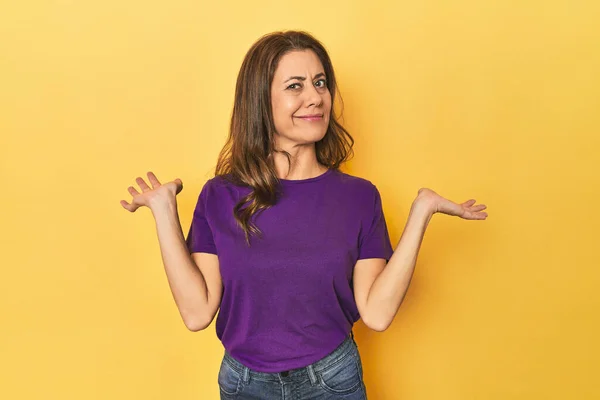 Portrait Adult Woman Doubting Shrugging Shoulders Questioning Gesture — Stock Photo, Image