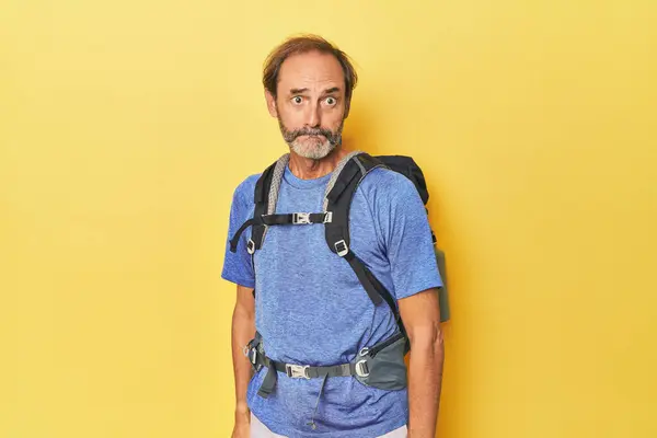 Middle Aged Hiker Backpack Studio Confused Feels Doubtful Unsure — Stock Photo, Image