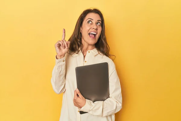 Portrait Adult Woman Pointing Upside Opened Mouth — Stock Photo, Image