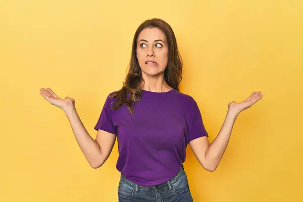 Portrait Adult Woman Confused Doubtful Shrugging Shoulders Hold Copy Space — Stock Photo, Image