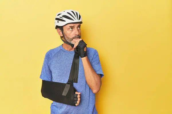 Injured Cyclist Wearing Sling Looks Sorrowful — Stock Photo, Image