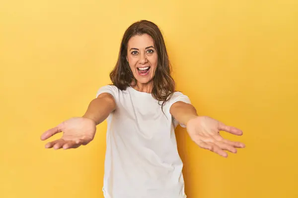 Portrait Adult Woman Feels Confident Giving Hug Camera — Stock Photo, Image