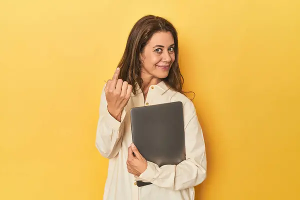 Portrait Adult Woman Pointing Finger You Inviting Come Closer — Stock Photo, Image