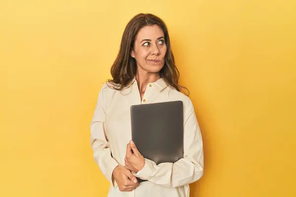 Portrait Adult Woman Confused Feels Doubtful Unsure — Stock Photo, Image