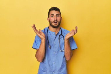 Genç İspanyol erkek hemşire genç İspanyol erkek hemşire kendine güvenerek şaşırıyor ve şok oluyor. 