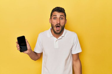 Genç İspanyol adam telefon ekranında çok sinirli ve agresif çığlıklar atıyor..