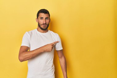 Sarı arka planda genç bir İspanyol yan tarafı işaret ediyor.