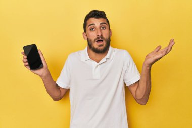 Genç İspanyol adam telefon ekranında şaşırdı ve şok oldu..