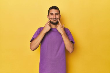 Sarı arka planda genç bir İspanyol iki seçenek arasında şüphe ediyor..