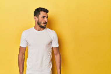 Sarı arka plandaki İspanyol genç adam gördüğü bir şey yüzünden şok oluyor..