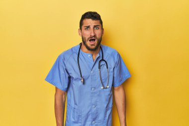 Genç İspanyol erkek hemşire genç İspanyol erkek hemşire kendinden emin bir şekilde çok sinirli ve agresif bir şekilde bağırıyor.