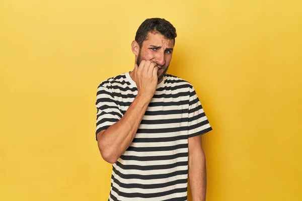 Jonge Spaanse Man Gele Achtergrond Bijtende Vingernagels Nerveus Zeer Angstig — Stockfoto