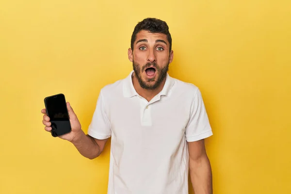 Young Hispanic Man Shows Phone Screen Screaming Very Angry Aggressive — Stock Photo, Image