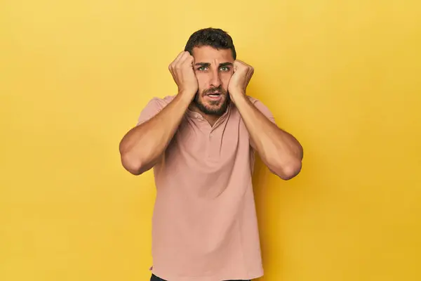 Young Hispanic Man Yellow Background Crying Unhappy Something Agony Confusion — Stock Photo, Image
