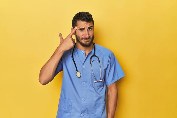 Jonge Spaanse Mannelijke Verpleegster Jonge Spaanse Mannelijke Verpleegster Poseert Vol Stockfoto