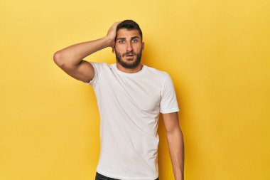 Sarı arka plandaki genç İspanyol şoka uğruyor. Önemli bir toplantıyı hatırladı..