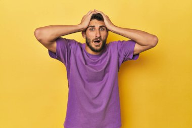 Sarı arka planda genç bir İspanyol bağırıyor, çok heyecanlı, tutkulu, bir şeyden memnun..