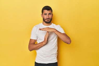 Sarı arka planda genç İspanyol bir adam mola veriyor..
