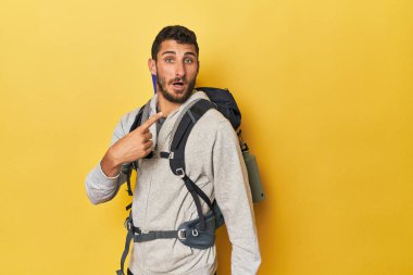 Genç İspanyol adam yürümeye hazır. Yan tarafı işaret ediyor.