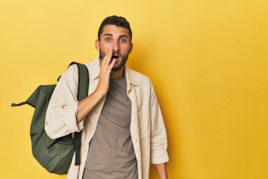 Sırt çantalı İspanyol genç adam gizli bir sıcak fren haberi veriyor ve yana bakıyor.