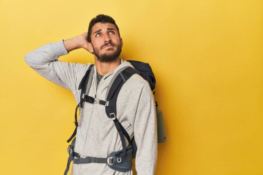 Genç İspanyol adam yürümeye hazır kafasının arkasına dokunmaya, düşünmeye ve bir seçim yapmaya..