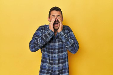 Sarı arka planda genç İspanyol adam heyecanla bağırıyor..