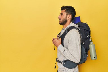 Mataralı ve sırt çantalı genç İspanyol adam.