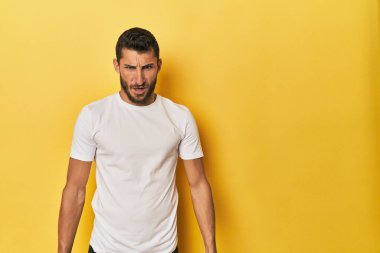 Sarı arka planda genç bir İspanyol bağırıyor çok kızgın, öfkeli, hayal kırıklığına uğramış.