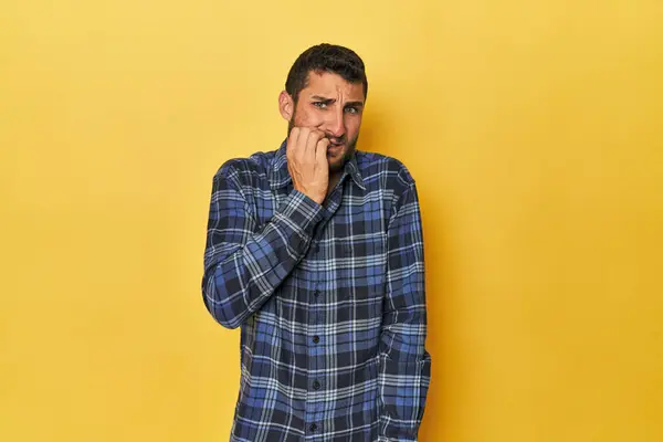 Sarı Arka Planda Tırnak Yiyen Gergin Endişeli Genç Bir Spanyol — Stok fotoğraf