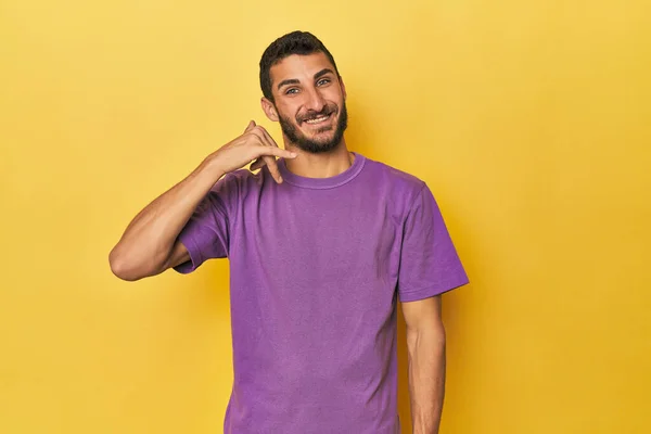 Jonge Spaanse Man Gele Achtergrond Toont Een Mobiel Telefoongesprek Gebaar — Stockfoto