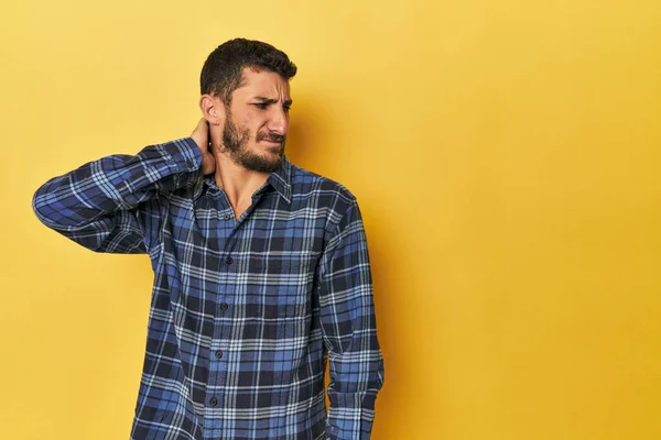 Young Hispanic Man Yellow Background Touching Back Head Thinking Making — Stock Photo, Image