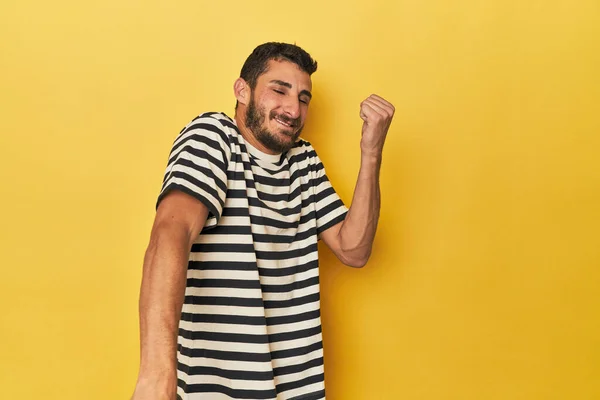 Jonge Spaanse Man Gele Achtergrond Dansen Plezier Hebben — Stockfoto