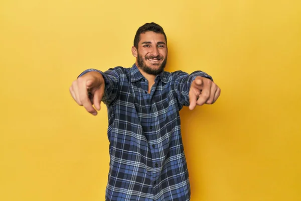 Young Hispanic Man Yellow Background Cheerful Smiles Pointing Front — Stock Photo, Image