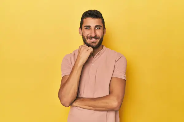Jonge Latijns Amerikaanse Man Gele Achtergrond Glimlachend Gelukkig Zelfverzekerd Aanraken — Stockfoto
