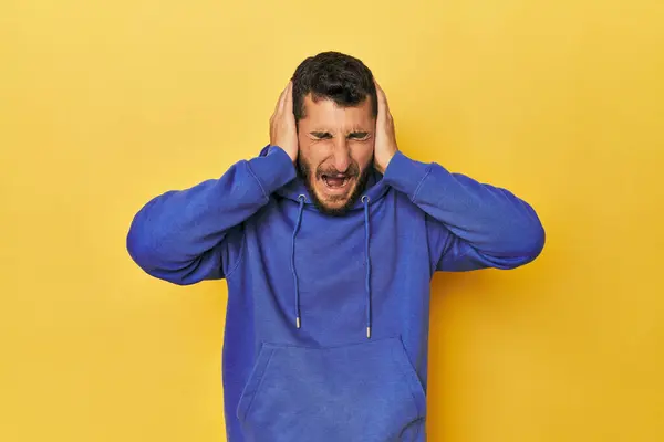 Young Hispanic Man Yellow Background Covering Ears Hands Trying Hear — Stock Photo, Image